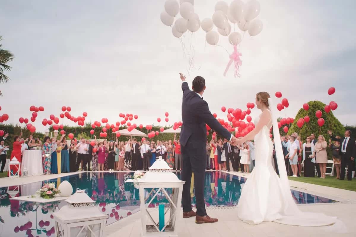 Rod nam sang — the Thai water-pouring blessing that turns a wedding into a shared photo album