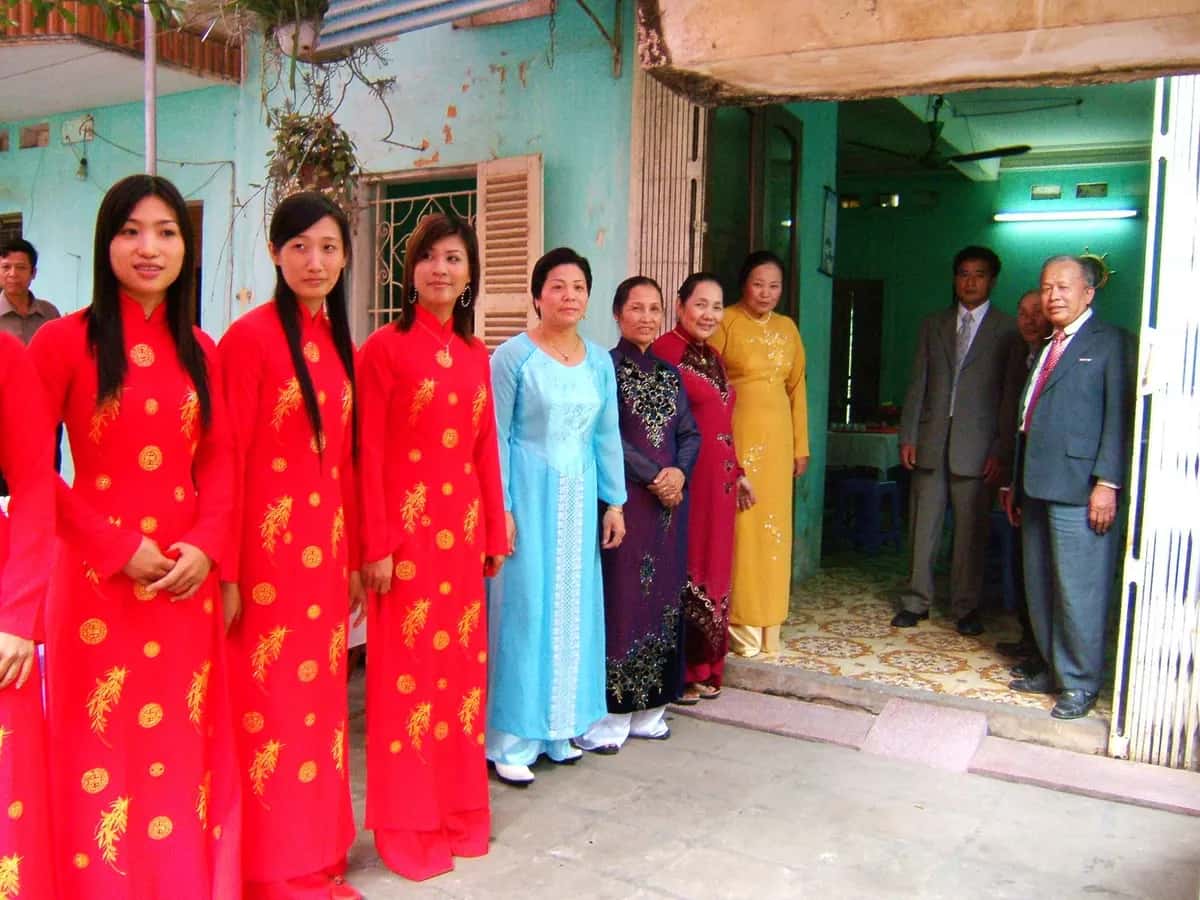 Lễ ăn hỏi — the engagement procession that is half the photos of a Vietnamese wedding